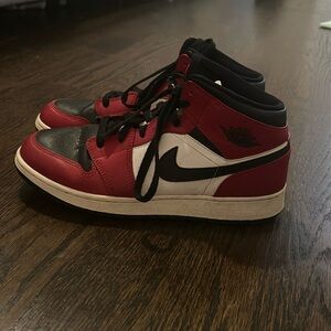 Jordan mid rise Chicago black toe Size men’s 5.5 or women’s 7 EUR size 40